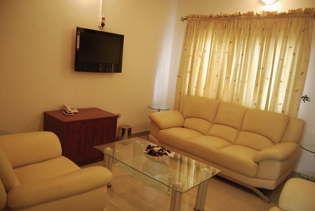לגוס The Habitat Suites International מראה חיצוני תמונה