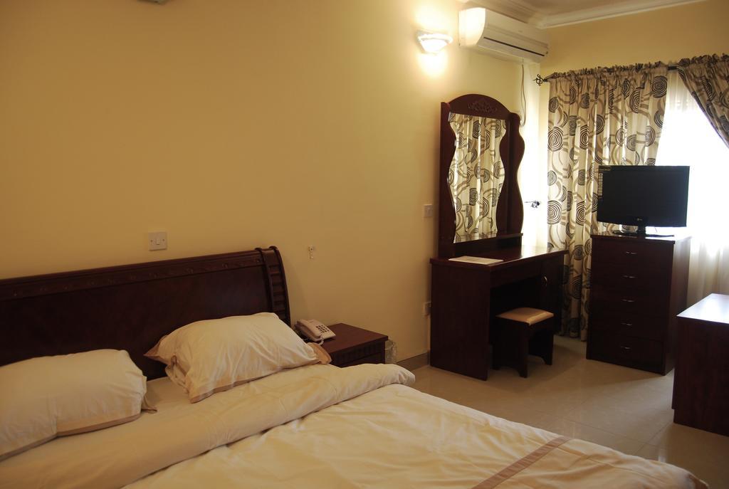 לגוס The Habitat Suites International מראה חיצוני תמונה