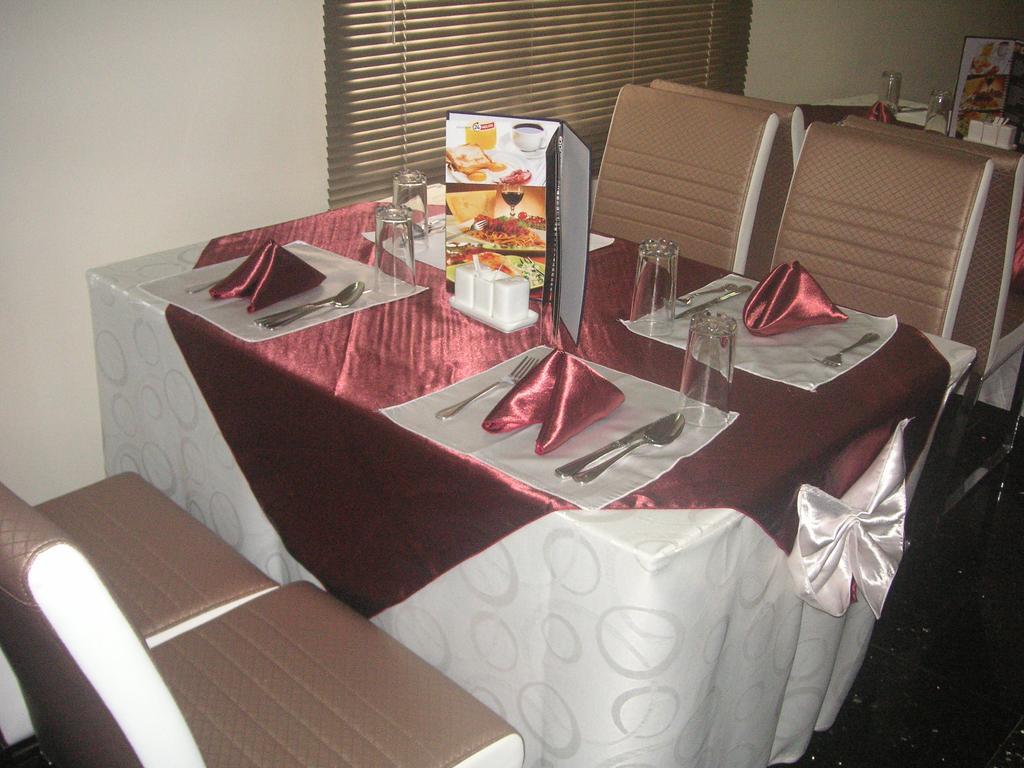 לגוס The Habitat Suites International מראה חיצוני תמונה