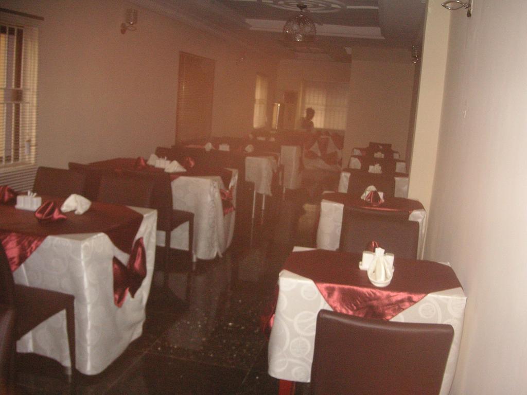לגוס The Habitat Suites International מראה חיצוני תמונה