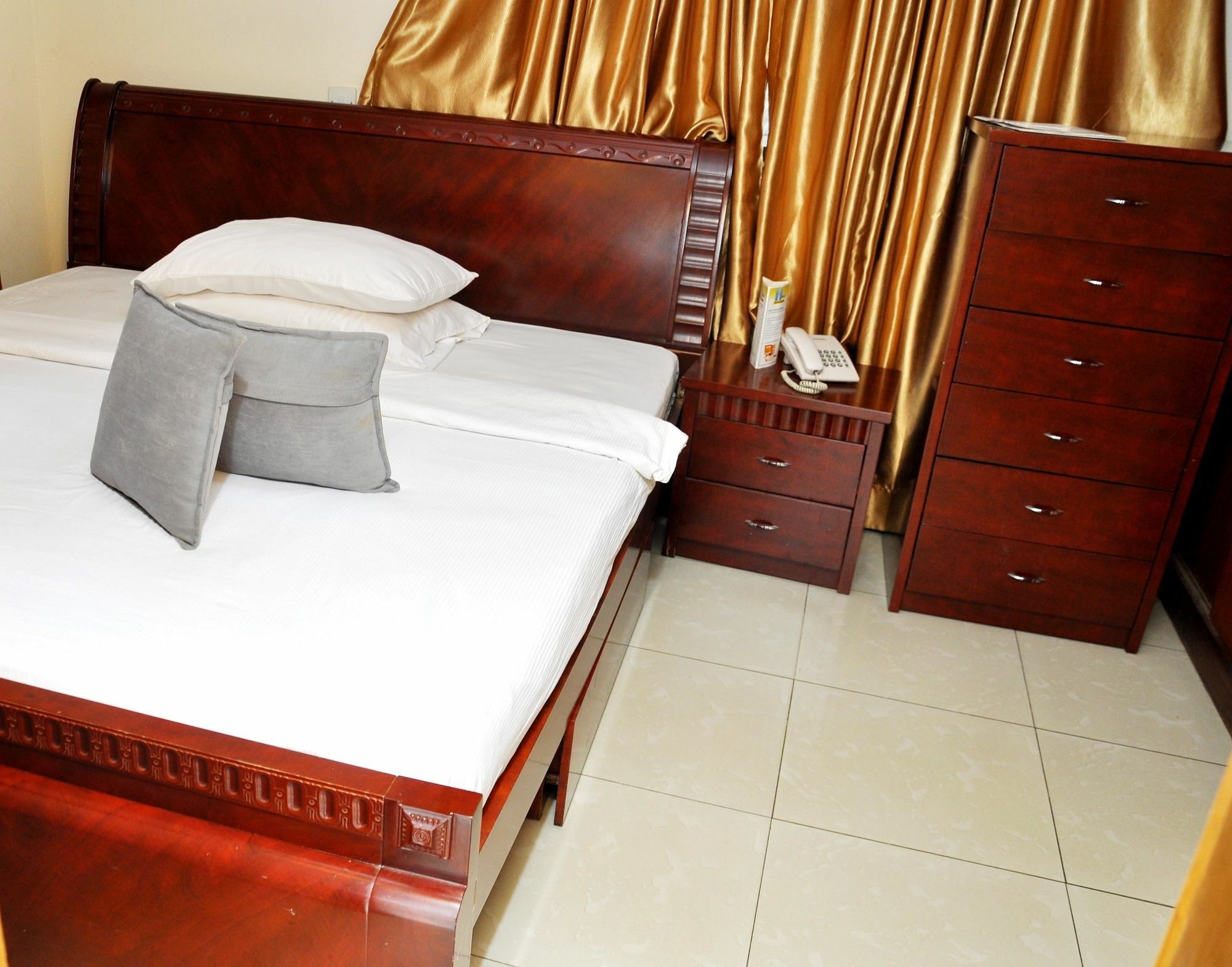 לגוס The Habitat Suites International מראה חיצוני תמונה