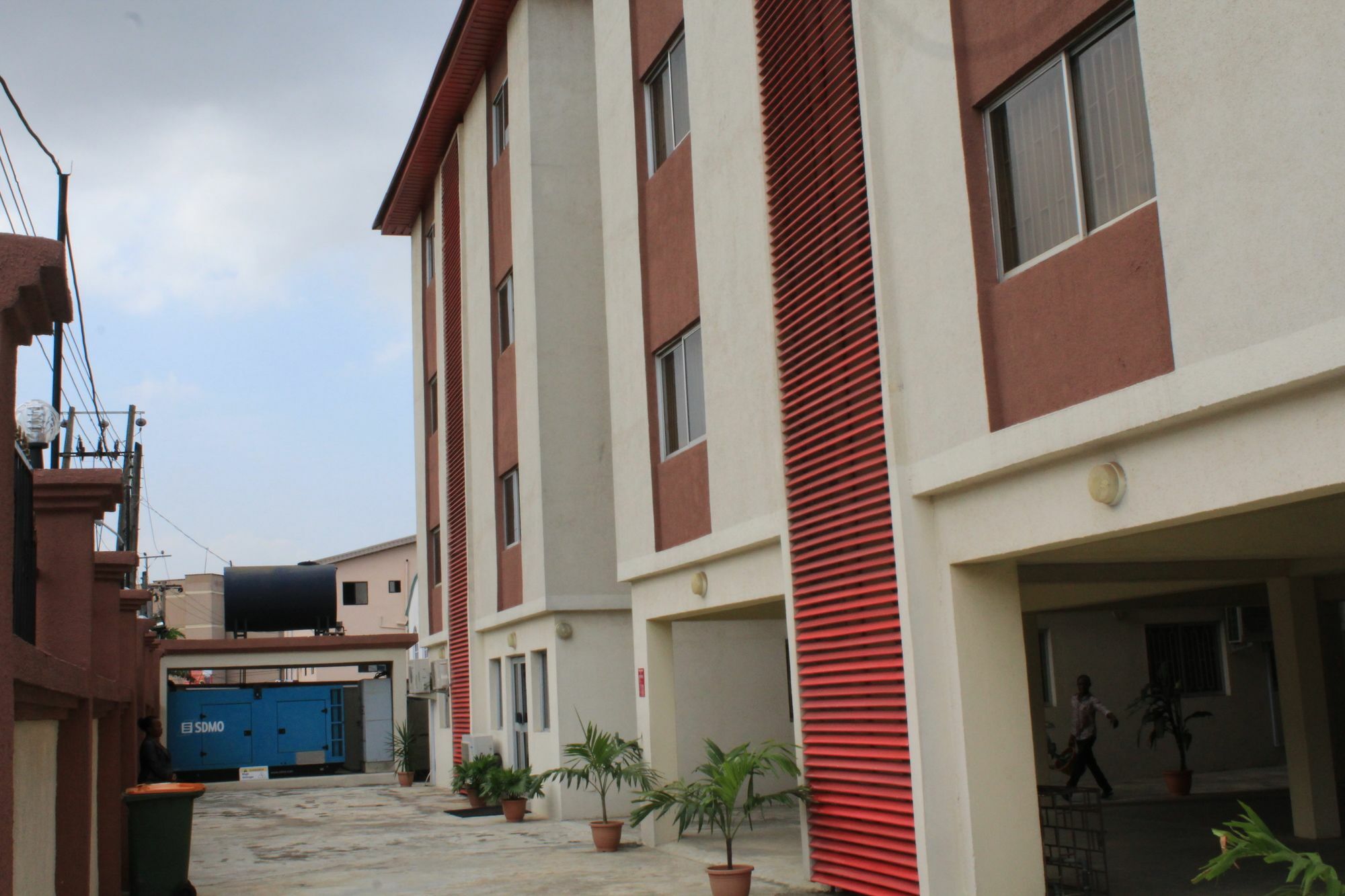 לגוס The Habitat Suites International מראה חיצוני תמונה