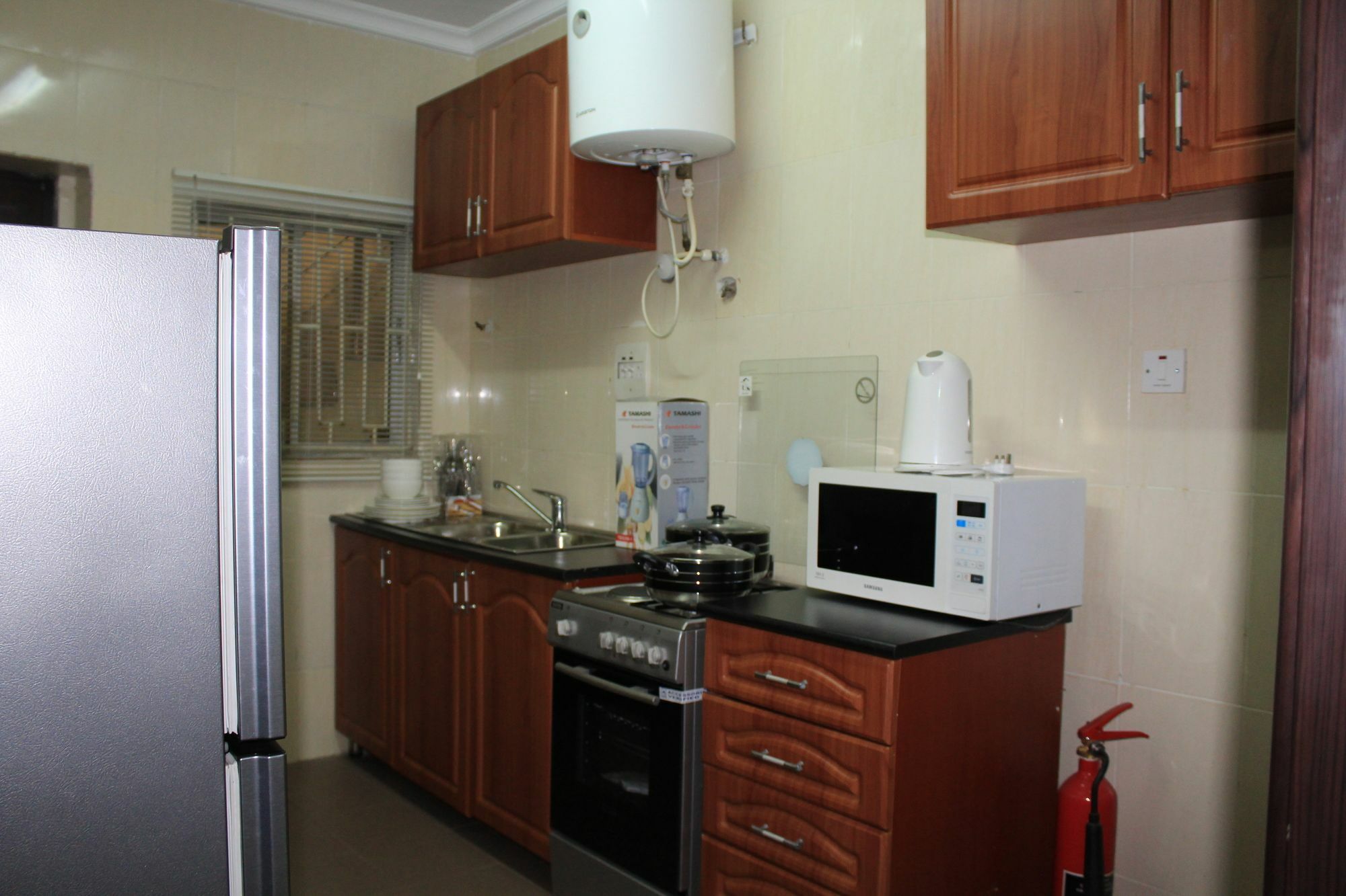 לגוס The Habitat Suites International מראה חיצוני תמונה