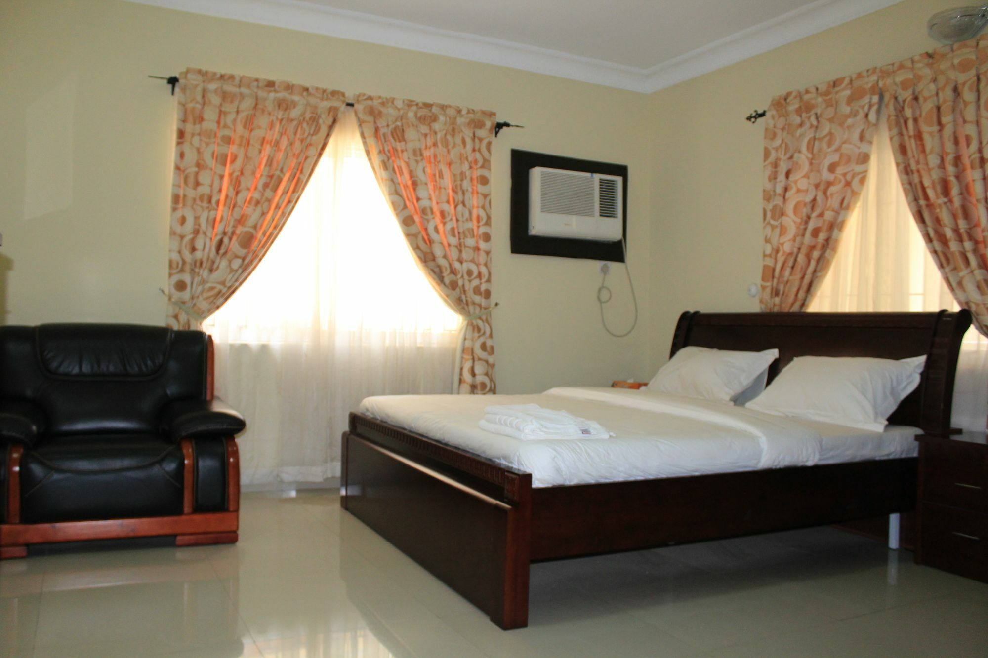 לגוס The Habitat Suites International מראה חיצוני תמונה