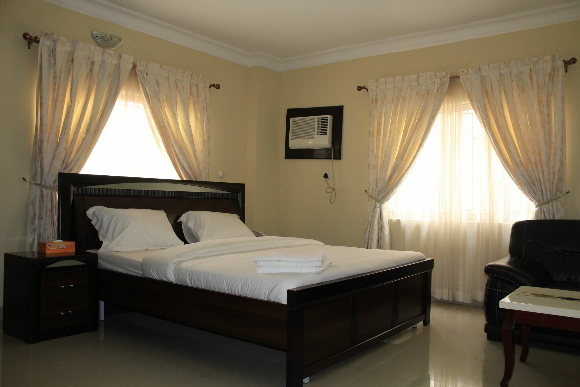 לגוס The Habitat Suites International מראה חיצוני תמונה