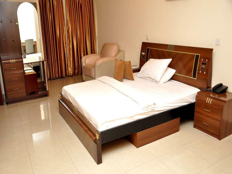 לגוס The Habitat Suites International מראה חיצוני תמונה