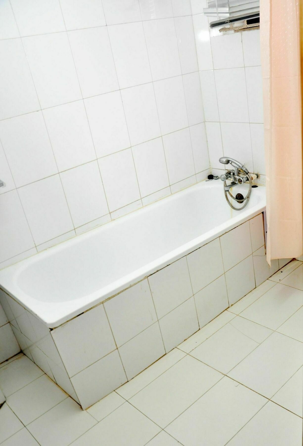 לגוס The Habitat Suites International מראה חיצוני תמונה