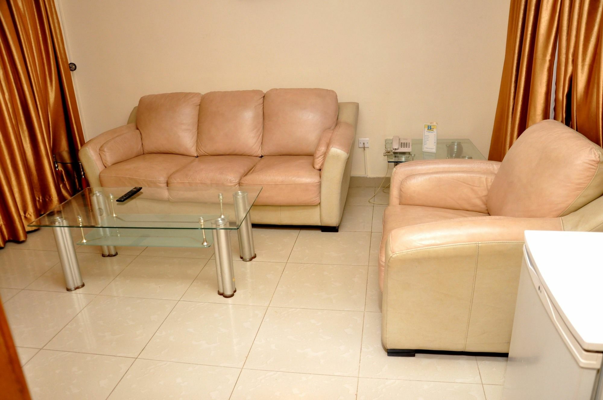 לגוס The Habitat Suites International מראה חיצוני תמונה