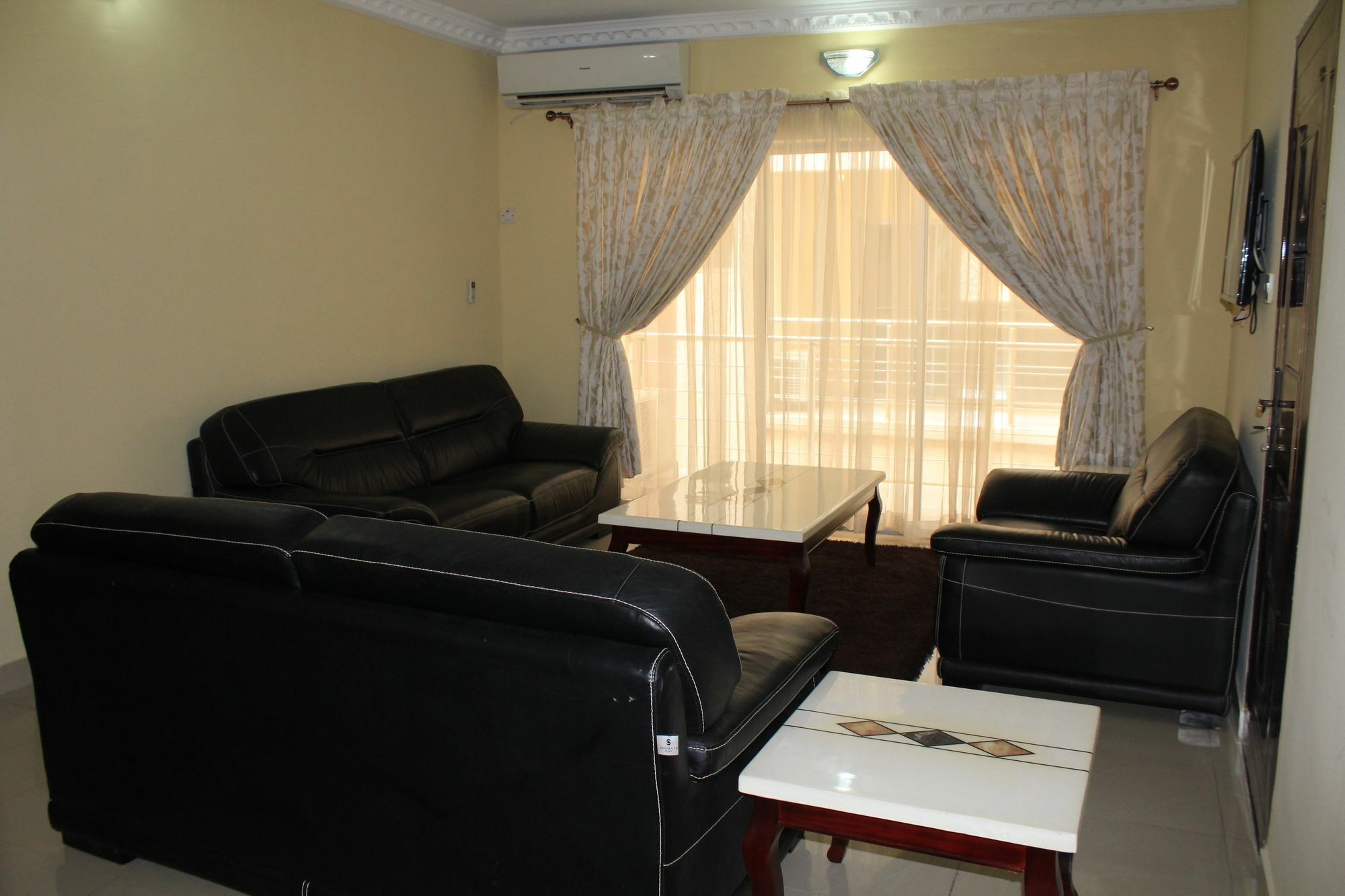 לגוס The Habitat Suites International מראה חיצוני תמונה